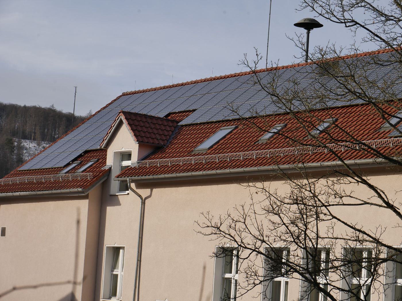 Photovoltaik auf einem öffentlichen Dach in Helsa