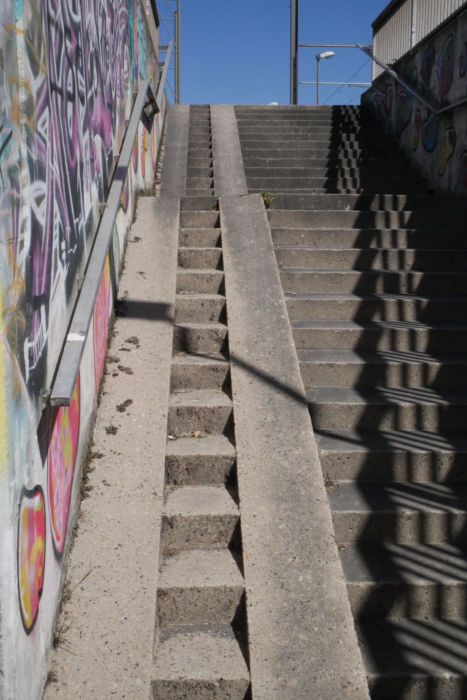 Radwegweiser Richtung Kassel und Helsa