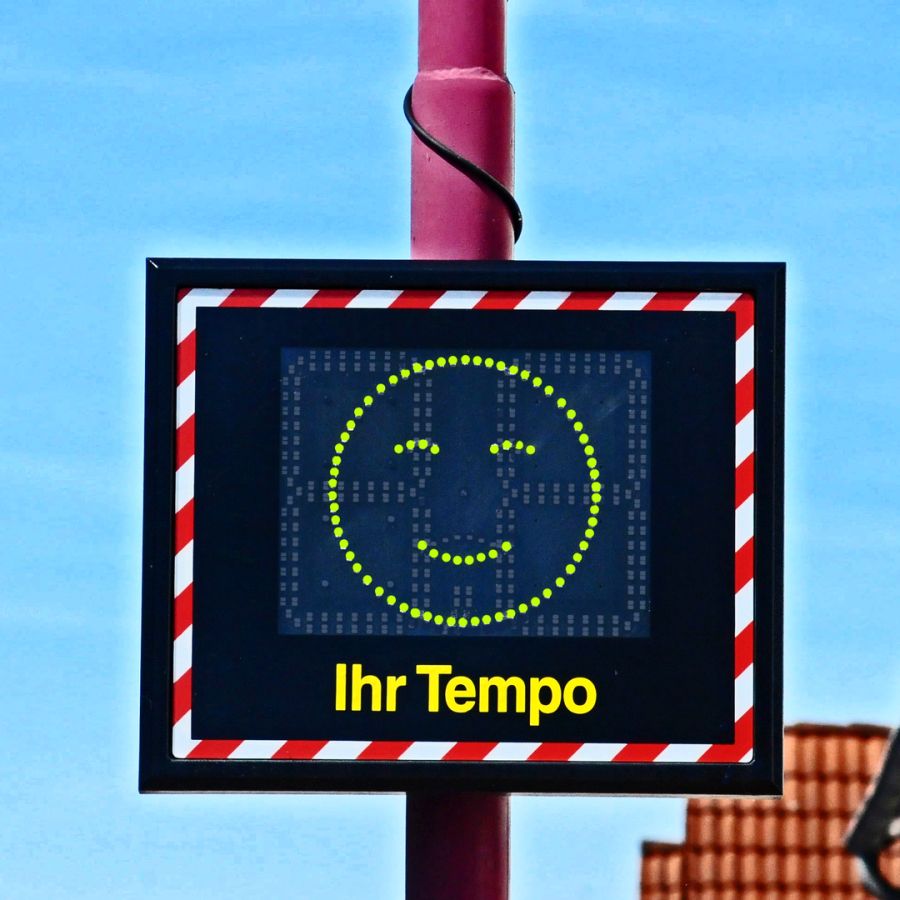 Tempoanzeige mit lachendem Smiley